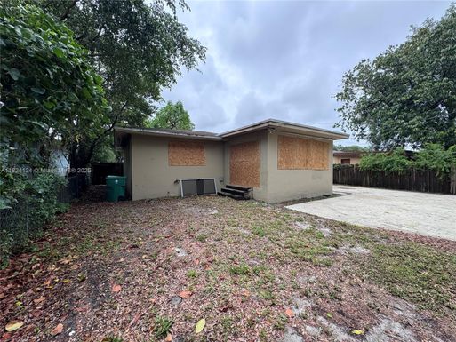 535 NE 162nd St, Miami FL 33162