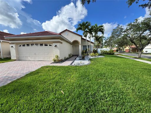 922 Falling Water Rd, Weston FL 33326