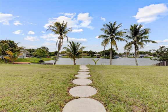 12511 SW 115th Ave, Miami FL 33176