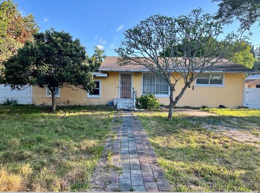 1803 Service Rd, North Palm Beach FL 33408