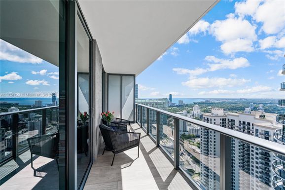 45 SW 9th St # 4007, Miami FL 33130