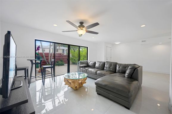 3896 Meadow Ln # 245, Hollywood FL 33021