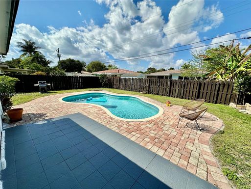 4861 NE 8th Ave, Oakland Park FL 33334
