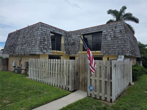 34 Lake Arbor Dr, Palm Springs FL 33461