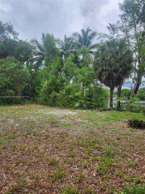 14 dr NW DR, Miami FL 33167