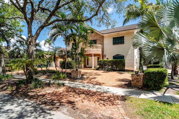 7235 S Prestwick Pl, Miami Lakes FL 33014