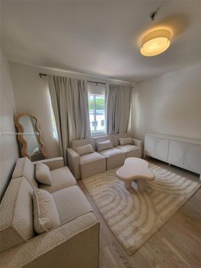 810 7th St # 206, Miami Beach FL 33139