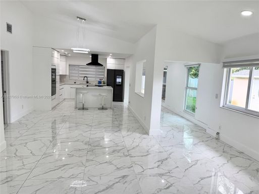 921 SW 112th Ave, Pembroke Pines FL 33025