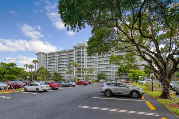 4015 W Palm Aire Dr # 506, Pompano Beach FL 33069