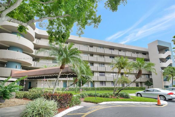 1001 Colony Point Cir # 220, Pembroke Pines FL 33026
