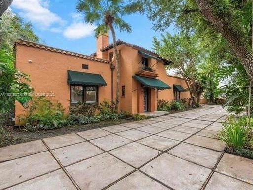 1006 S Greenway Dr, Coral Gables FL 33134