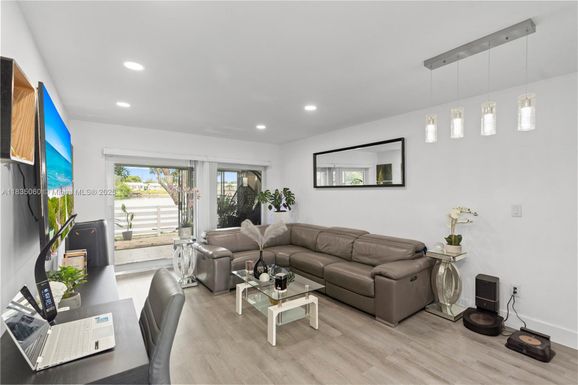 2418 NW 52nd St, Tamarac FL 33309
