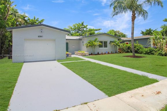 6541 SW 8th St, North Lauderdale FL 33068