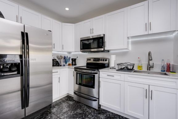 2784 NW 9th St, Fort Lauderdale FL 33311