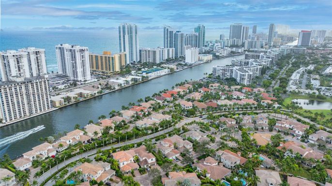 834 Spinnaker Dr E, Hollywood FL 33019