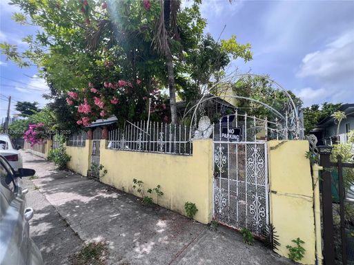 1772 NW 19th St, Miami FL 33125