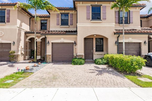 6586 S Anise Ct, Davie FL 33314