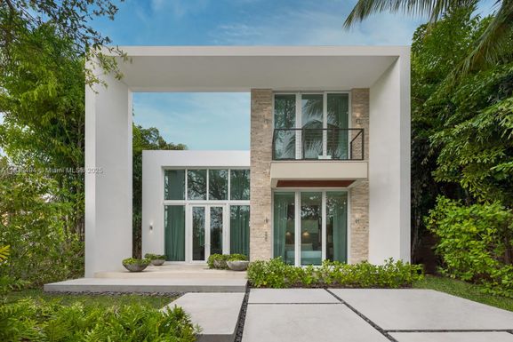 335 W 46th St, Miami Beach FL 33140