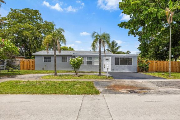 3851 N 3rd Ter, Deerfield Beach FL 33064