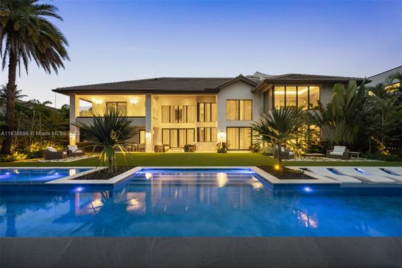 110 Holiday Dr, Hallandale Beach FL 33009