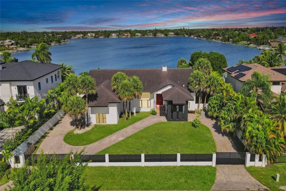 13724 SW 92nd Ct, Miami FL 33176