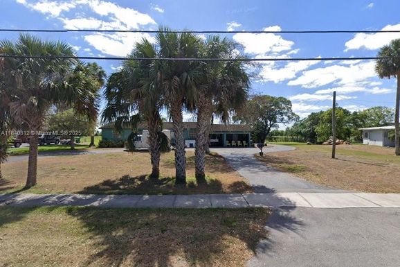 1376 E Main St, Pahokee FL 33476
