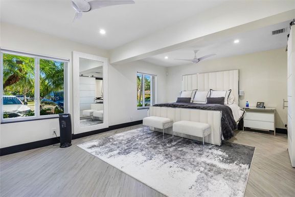 517 S Riverside Dr, Pompano Beach FL 33062