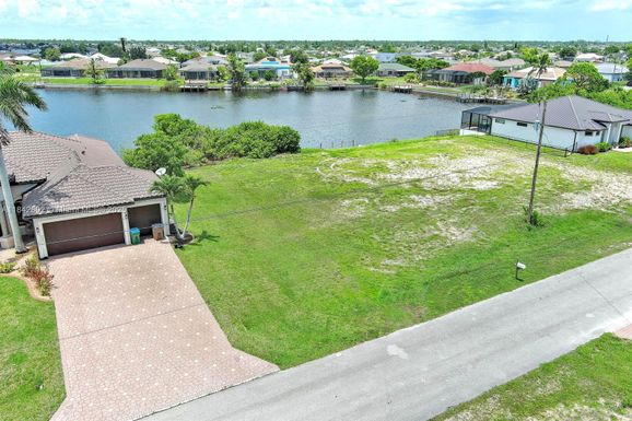 401 NW 24th Ter, Cape Coral FL 33993