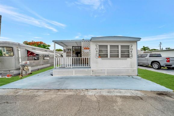 346 Maple St, Other City - In The State Of Florida AK 99999