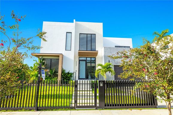 2050 S Hibiscus Dr, North Miami FL 33181