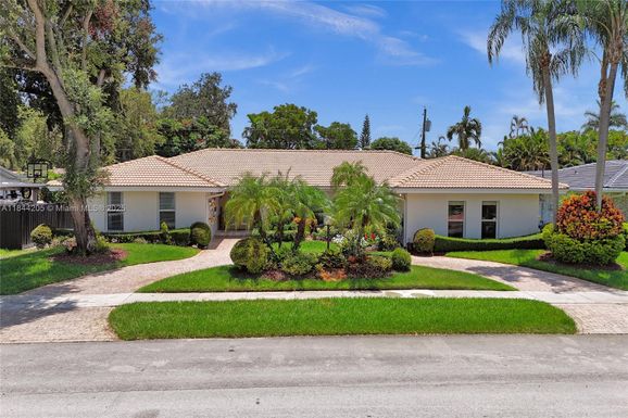2210 NE 204th St, Miami FL 33180