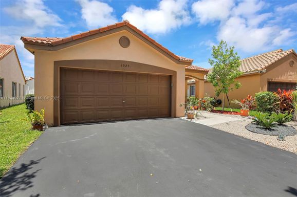 1525 Estancia Cir, Weston FL 33327