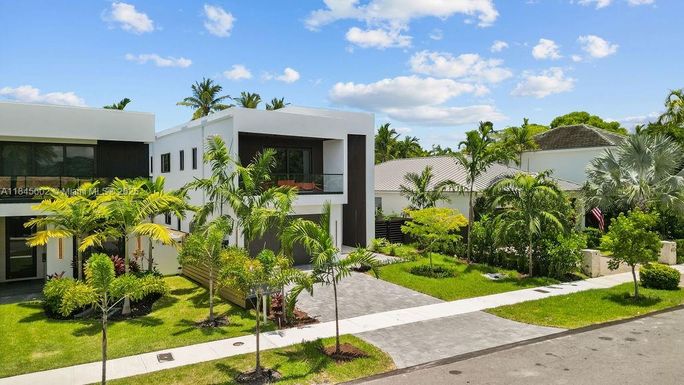 618 NE 17th Way, Fort Lauderdale FL 33304