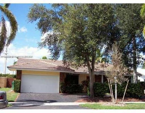 21490 Highland Lakes Blvd, Miami FL 33179