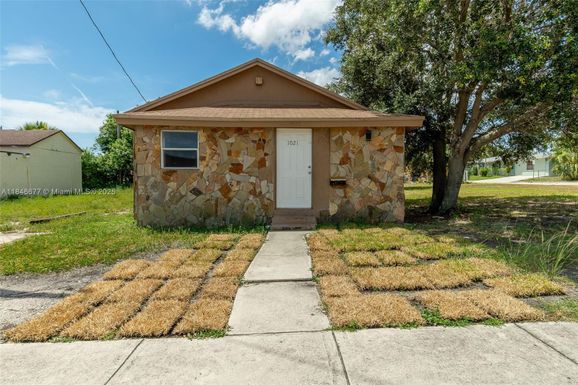 1021 W 33rd St, Riviera Beach FL 33404