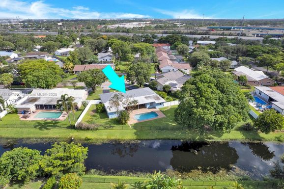 7491 SW 18th St, Plantation FL 33317