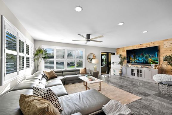 372 Golfview Rd # 201, North Palm Beach FL 33408
