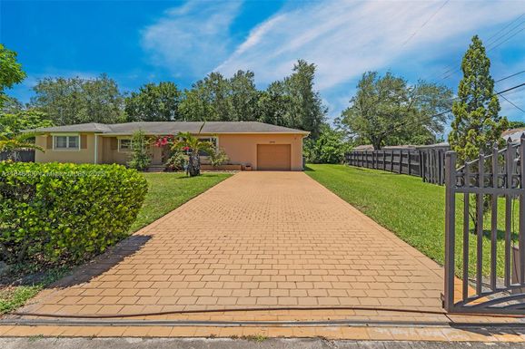 2970 Griffin Rd, Dania Beach FL 33312