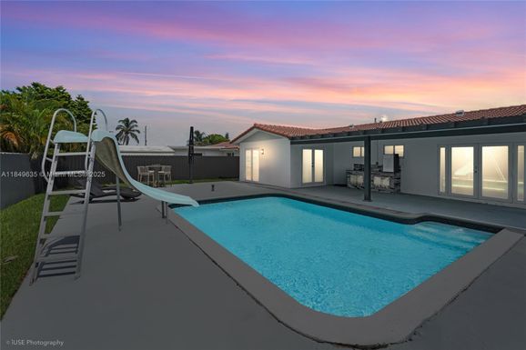 10333 SW 6th St, Sweetwater FL 33174