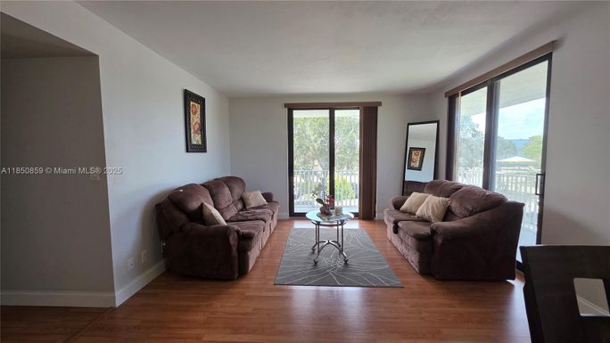 901 Hillcrest Dr # 215, Hollywood FL 33021