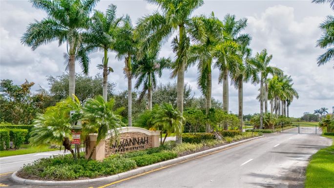 001 SW 215 av, Homestead FL 33030