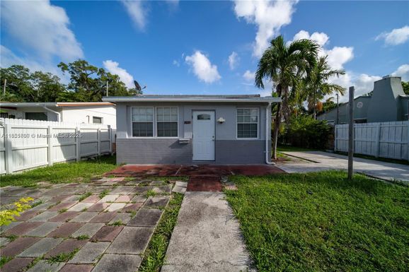 2632 NE 214th St, Miami FL 33180