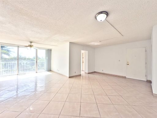 942 NE 199th St # 3B, Miami FL 33179