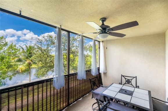 2206 S Cypress Bend Dr # 305, Pompano Beach FL 33069