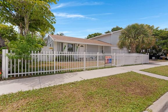 1123 N 18th Ave N, Lake Worth FL 33460