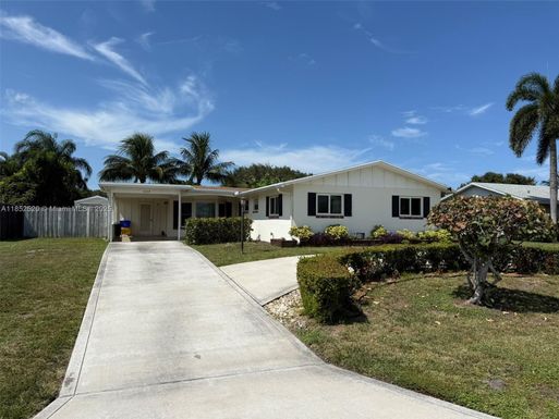 4359 Gardenia Dr, Palm Beach Gardens FL 33410