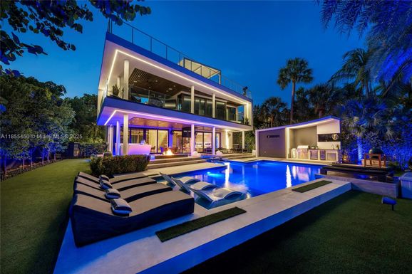 528 Lakeview Ct, Miami Beach FL 33140