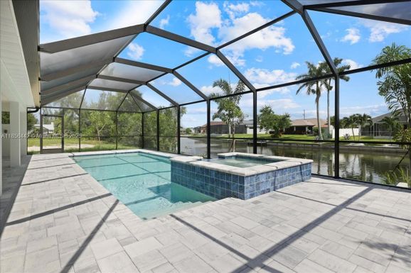 520 SW 28th St, Cape Coral FL 33914