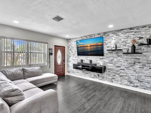 7011 Scott St, Hollywood FL 33024