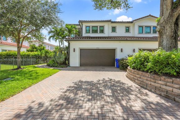 5952 W Brookfield Cir W, Hollywood FL 33312